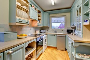 Microwave, oven, dishwasher, cookware/dishes/utensils - 2 Bed in Beadnell (oc-79928) (Beadnell)