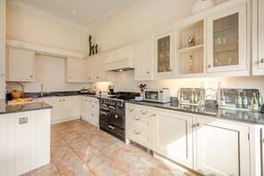Microwave, oven, dishwasher, cookware/dishes/utensils