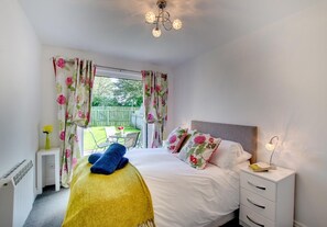 Iron/ironing board, travel cot, free WiFi, bed sheets - 2 Bed in Seahouses (oc-373002) (Seahouses)