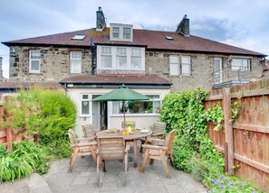 Outdoor dining - 4 Bed in Seahouses (oc-79919) (Seahouses)