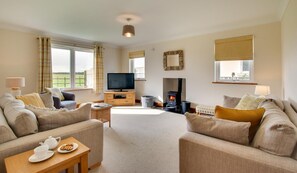 TV, fireplace - 4 Bed in Seahouses (oc-520609) (Seahouses)