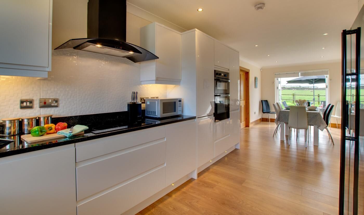 Micro-ondas, fogão, lava-louças, cadeirão de bebê