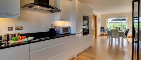 Micro-ondas, fogão, lava-louças, cadeirão de bebê