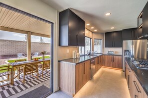 Wasserkocher mit Kaffee-/Teezubehör, Kühlschrank, Mikrowelle, Ofen
