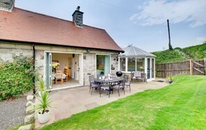 Outdoor dining - 4 Bed in Bamburgh (oc-10749) (Bamburgh)