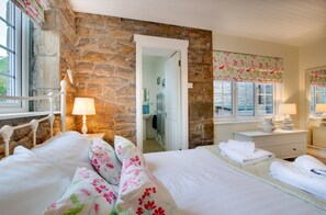 4 bedrooms, iron/ironing board, travel cot, free WiFi - 4 Bed in Bamburgh (oc-10749) (Bamburgh)