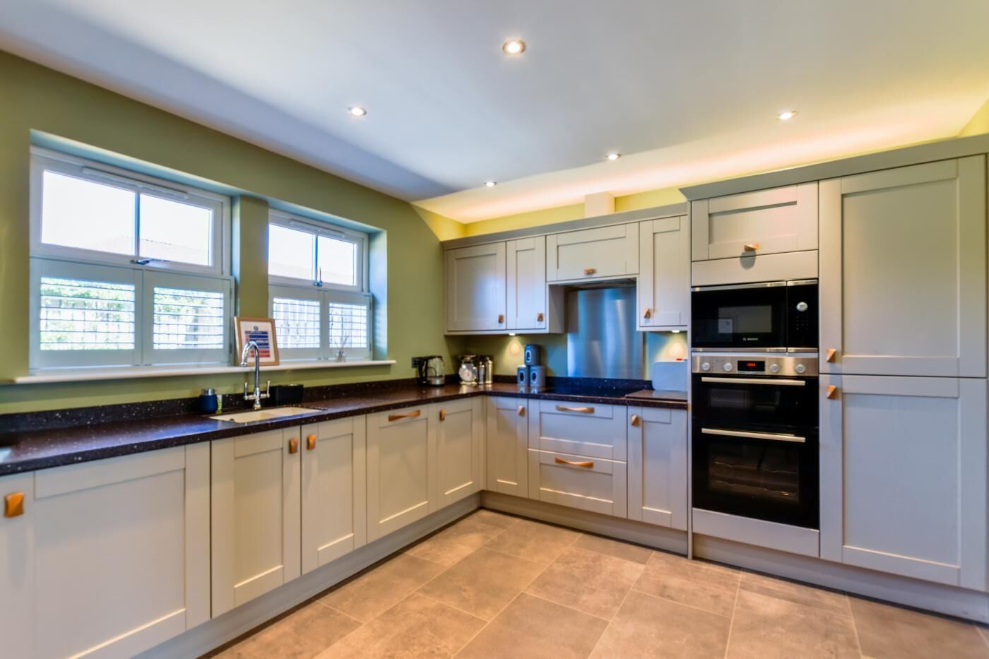 Mikrobølgeovn, ovn, opvaskemaskine, højstol