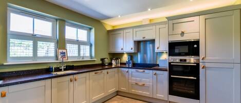 Mikrobølgeovn, ovn, opvaskemaskine, højstol