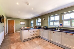 Microwave, oven, dishwasher, high chair - 3 Bed in Seahouses (oc-551958) (North Sunderland)