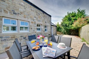 Outdoor dining - 3 Bed in Seahouses (oc-551958) (North Sunderland)