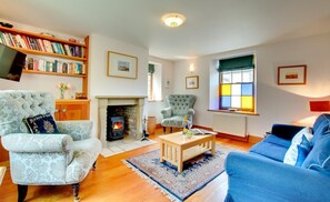 TV, fireplace - 3 Bed in Seahouses (oc-179164) (Seahouses)