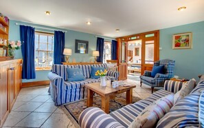 TV, fireplace - 3 Bed in Seahouses (oc-179164) (Seahouses)