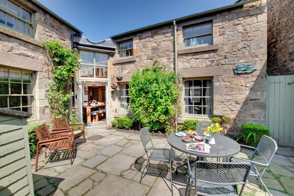Outdoor dining - 3 Bed in Seahouses (oc-179164) (Seahouses)