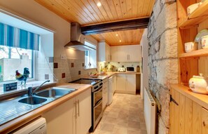 Microwave, oven, dishwasher, cookware/dishes/utensils - 2 Bed in Belford (oc-79885) (Belford)