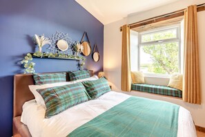 A bedroom with a bed, a window seat, and wall decor. - 2 Bed in Blyth (oc-406407) (Cambois)