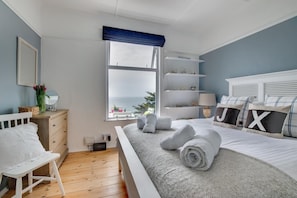 4 bedrooms, iron/ironing board, travel crib, WiFi (free) - 4 Bed in Praa Sands (oc-poohco) (Praa Sands)