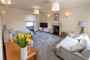TV, fireplace - 4 Bed in Mundesley (oc-1983) (Mundesley)