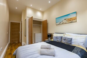 Escritorio, tabla de planchar con plancha, wifi gratis y ropa de cama 