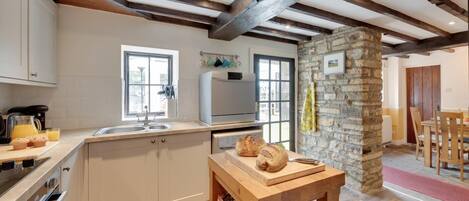 Microondas, horno, lavavajillas y utensilios de cocina