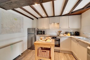 Microwave, oven, dishwasher, cookware/dishes/utensils - 2 Bed in Arkengarthdale (oc-ds951) (Arkengarthdale)