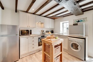 Microwave, oven, dishwasher, cookware/dishes/utensils - 2 Bed in Arkengarthdale (oc-ds951) (Arkengarthdale)