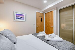 Iron/ironing board, free WiFi, bed sheets - 1 Bed in Whitby (oc-w458) (Whitby)