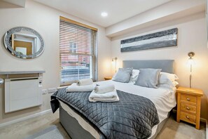 Iron/ironing board, free WiFi, bed sheets - 1 Bed in Whitby (oc-w458) (Whitby)