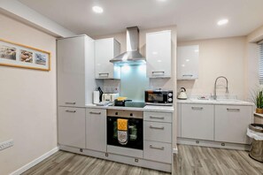 Microwave, oven, dishwasher, cookware/dishes/utensils - 1 Bed in Whitby (oc-w458) (Whitby)