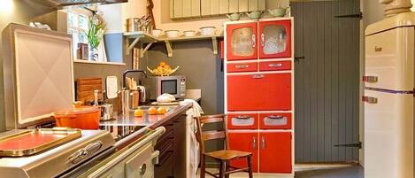 Mikrowelle, Ofen, Geschirrspüler, Kochgeschirr/Geschirr/Besteck