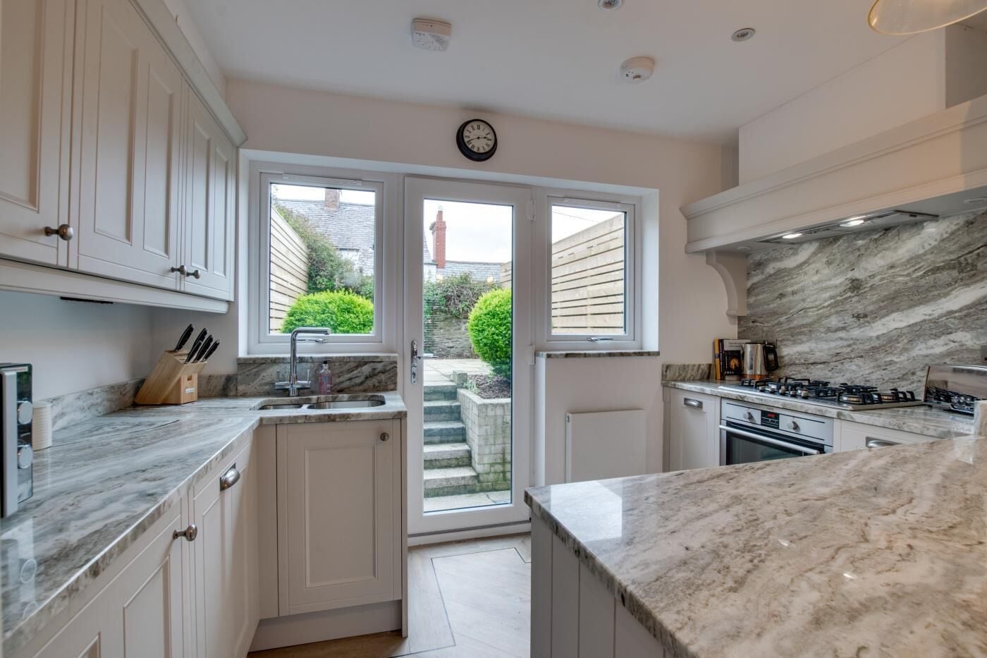 電子レンジ、オーブン、食器洗い機、ハイチェア