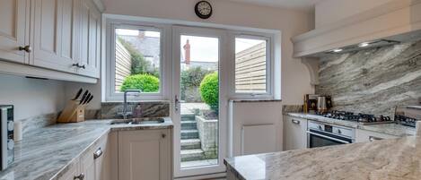 電子レンジ、オーブン、食器洗い機、ハイチェア