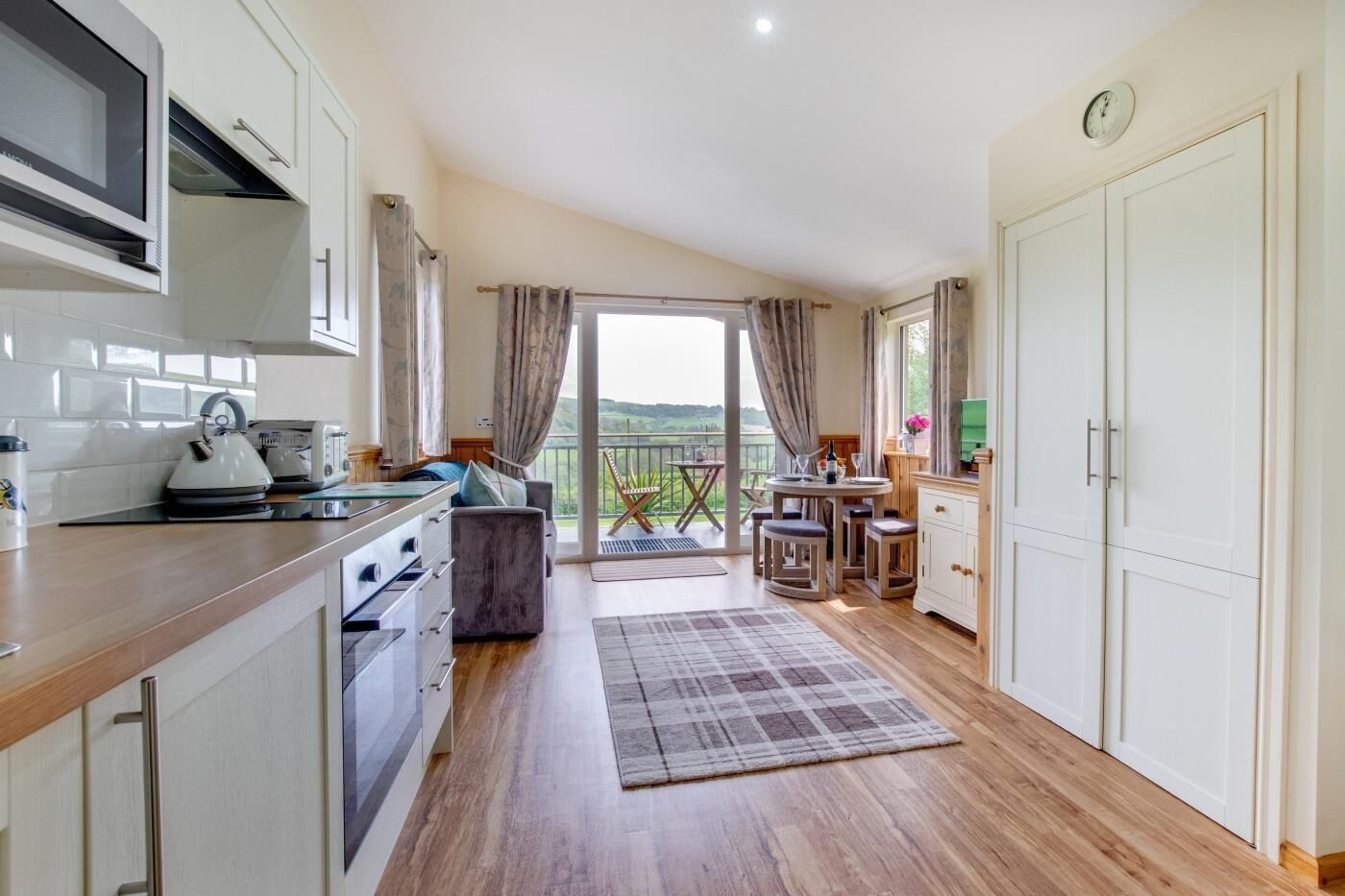 Four, chaise haute, batterie de cuisine, vaisselle et ustensiles