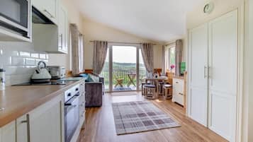 Four, chaise haute, batterie de cuisine, vaisselle et ustensiles