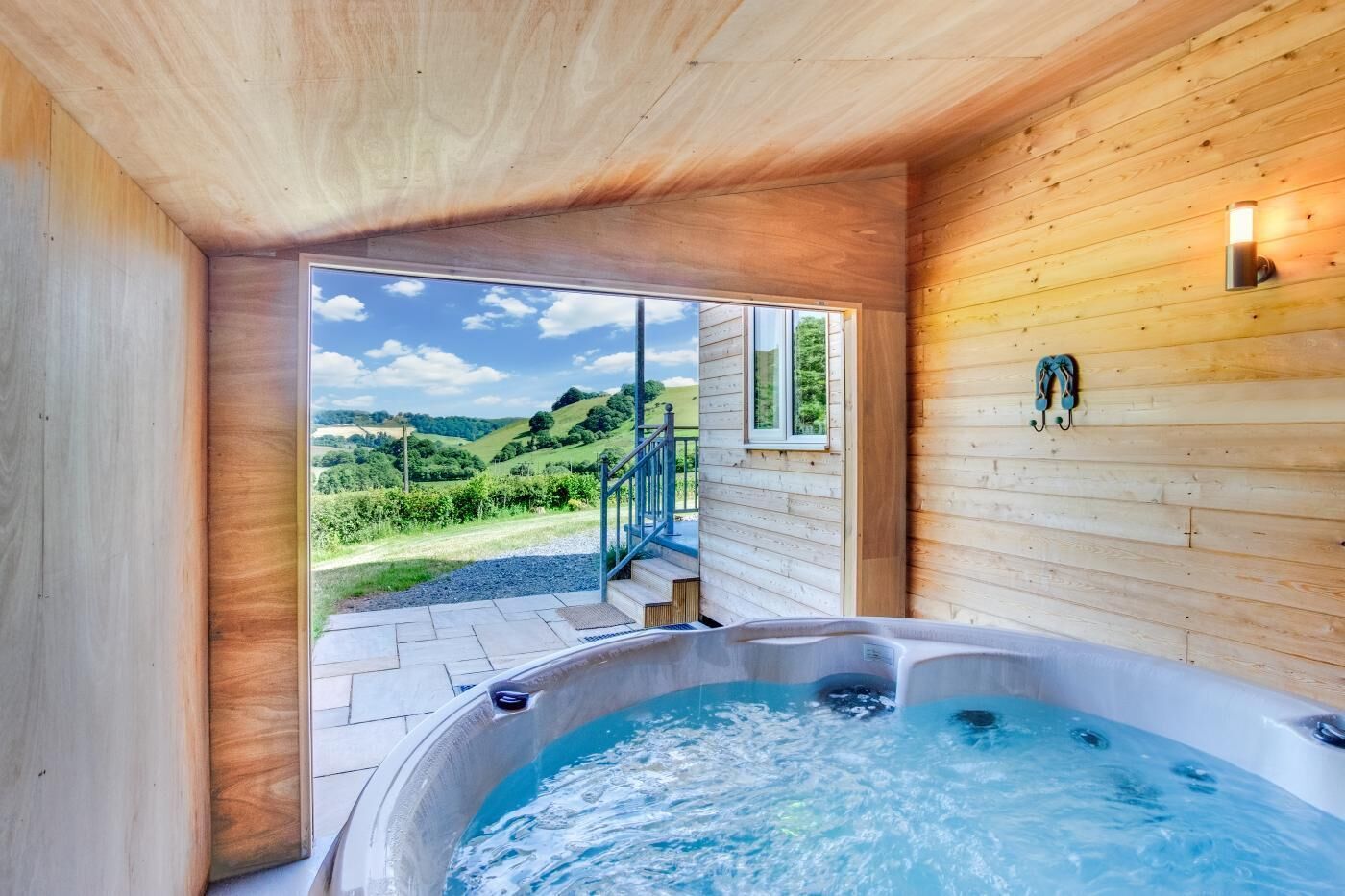 المنشأة من الداخل