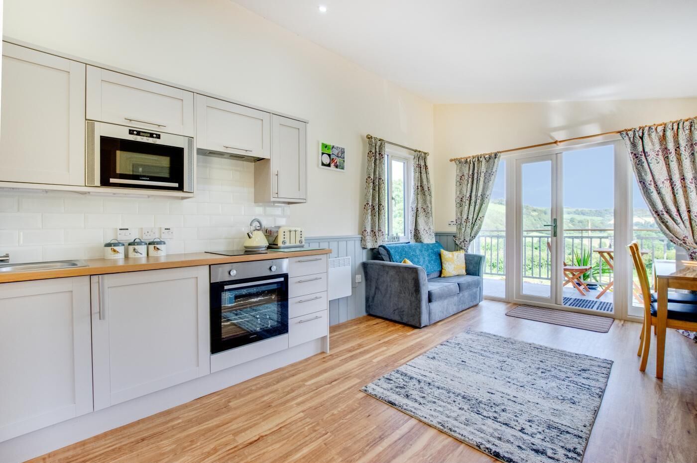 Four, chaise haute, batterie de cuisine, vaisselle et ustensiles