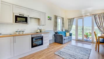 Four, chaise haute, batterie de cuisine, vaisselle et ustensiles