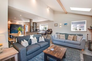 TV, fireplace - 3 Bed in Hindolveston (oc-1986) (Hindolveston)