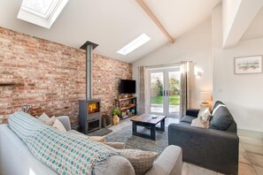 TV, fireplace