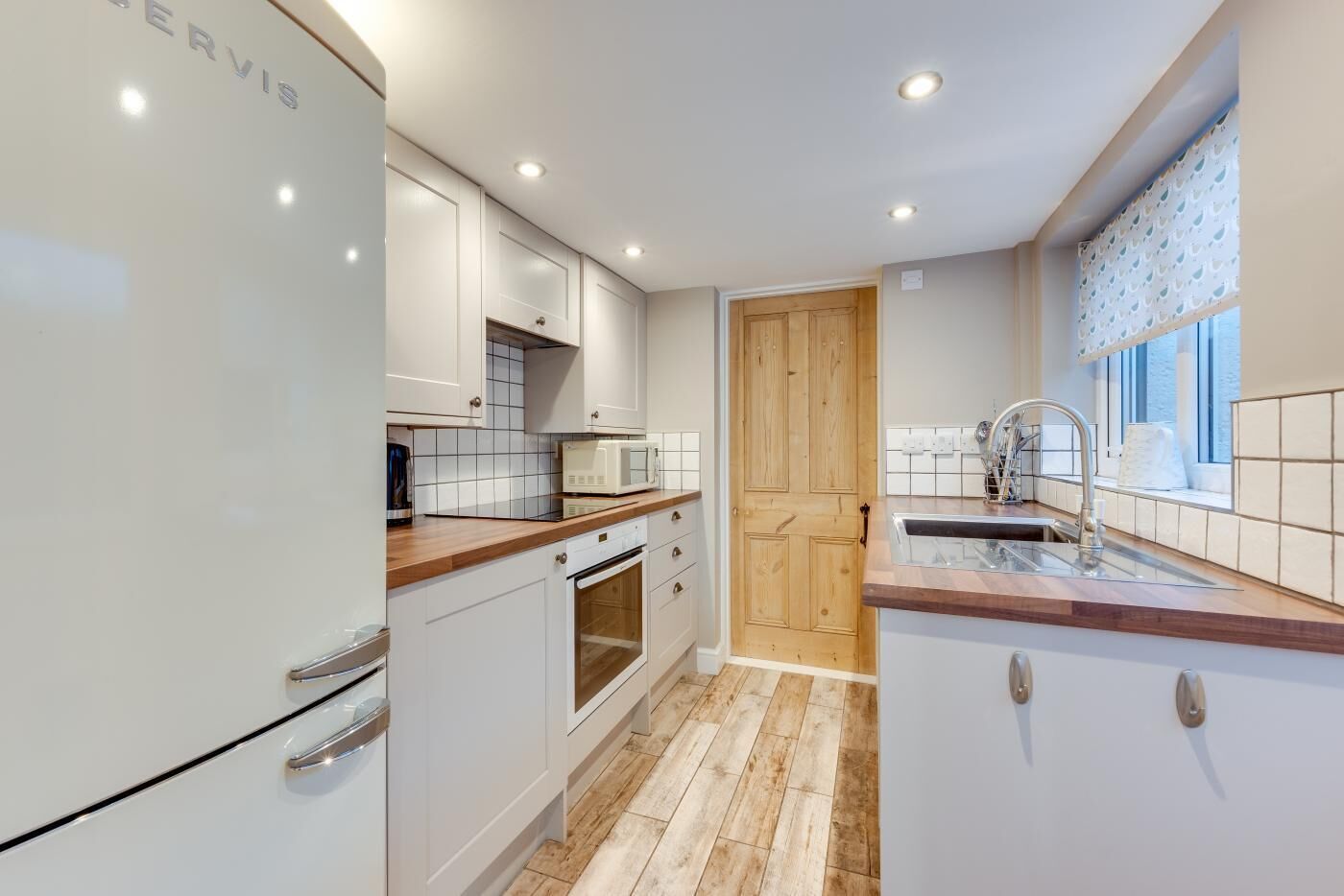 Mikrobølgeovn, ovn, oppvaskmaskin og høy barnestol