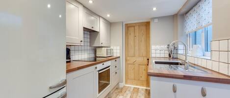 Mikrobølgeovn, ovn, oppvaskmaskin og høy barnestol