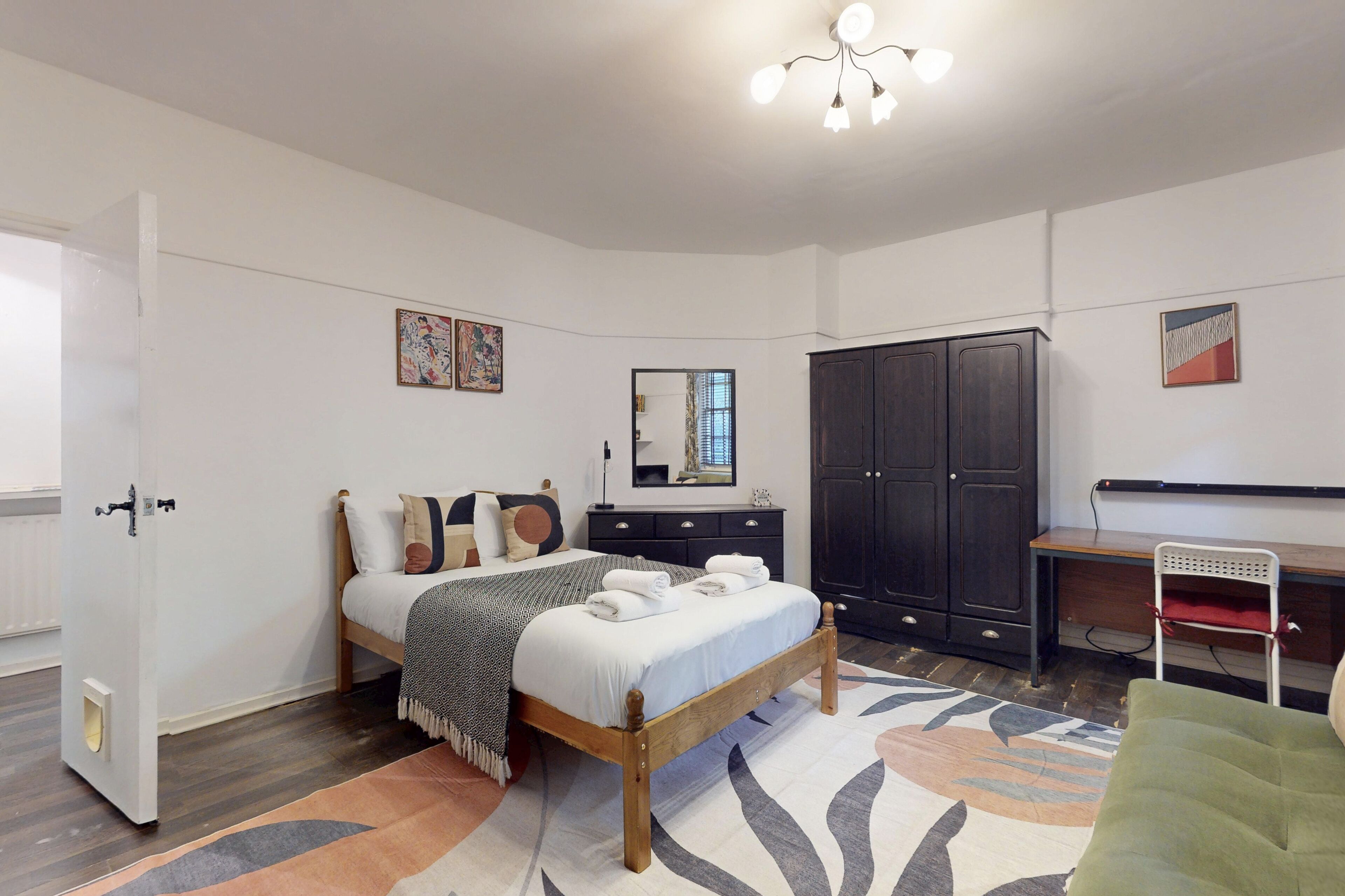 Bureau, fer et planche à repasser, Wi-Fi gratuit, draps fournis