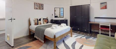 Bureau, fer et planche à repasser, Wi-Fi gratuit, draps fournis