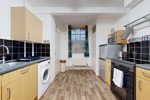 Fridge, microwave, oven, stovetop - Central Studio Steps to Chancery Lane Tube (London)