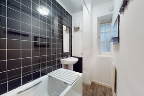 Hair dryer, towels, soap, shampoo - Central Studio Steps to Chancery Lane Tube (London)