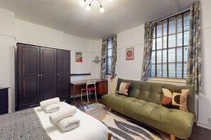 Desk, iron/ironing board, free WiFi, bed sheets - Central Studio Steps to Chancery Lane Tube (London)