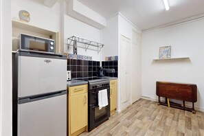 Fridge, microwave, oven, stovetop - Central Studio Steps to Chancery Lane Tube (London)