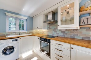 Microones, forn i utensilis de cuina, vaixella i coberteria 