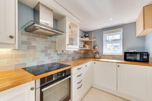 Microones, forn i utensilis de cuina, vaixella i coberteria 