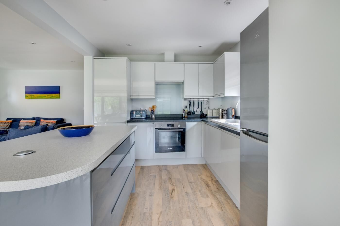 Microondas, horno, lavavajillas, silla alta para bebés