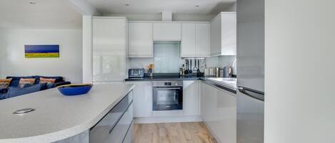 Microondas, horno, lavavajillas, silla alta para bebés